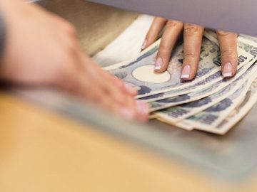 Age UK calls for physical banking hubs as older people scaled