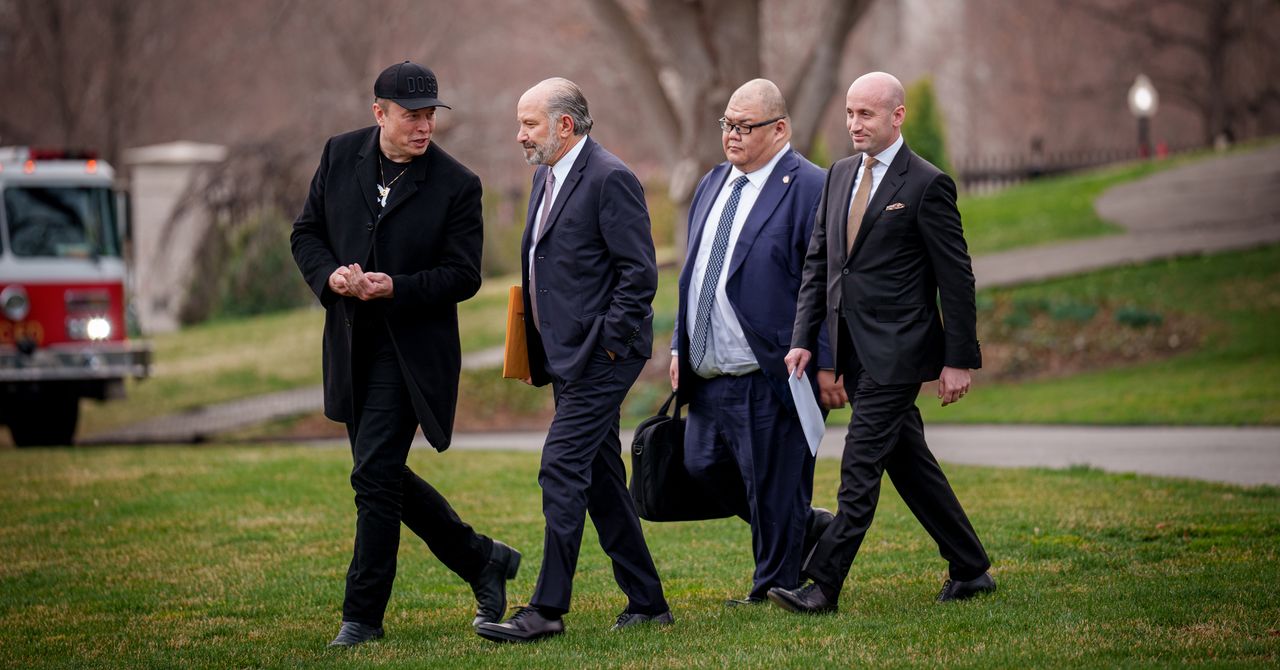 Using Starlink Wi-Fi in the White House Is a Slippery Slope for US Federal IT Using Starlink Wi-Fi in the White House Is a Slippery Slope for US Federal IT