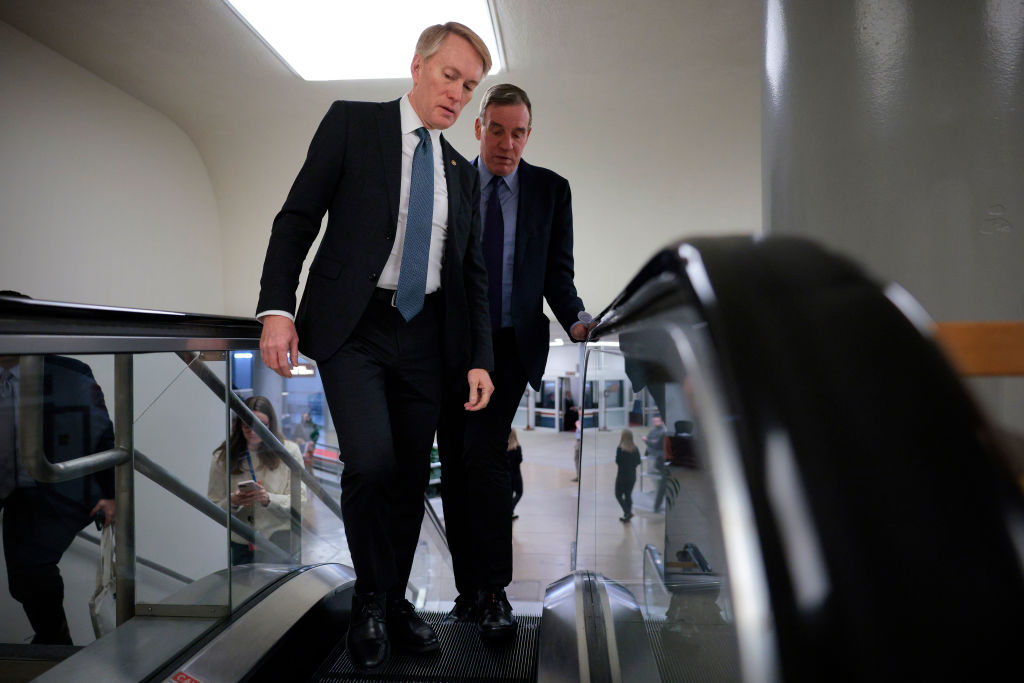 Senators take another swing at vulnerability disclosure policy bill for federal contractors