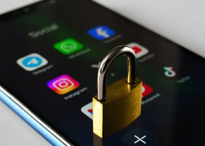 The Great Australian scroll-back: social media ban in place