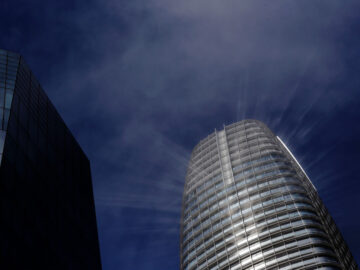 Light reflects off glass panels on Salesforce Tower through the fog in San Francisco on July 31, 2018. (Carlos Avila Gonzalez/The San Francisco Chronicle via Getty Images)