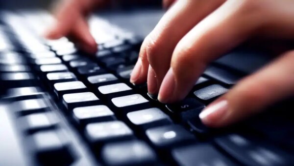 Hands Keyboard Tastatur Unschaerfe 16z9