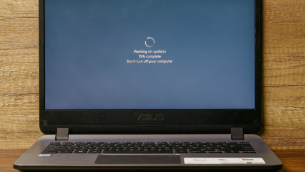 A picture of a windows laptop in its updating stage, saying do not turn off the computer.
