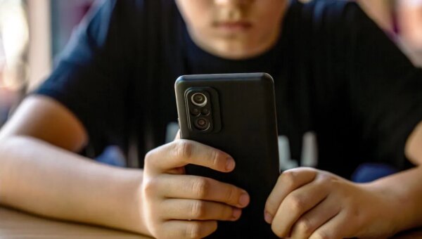 Children's phones must block nude images by September, UK says