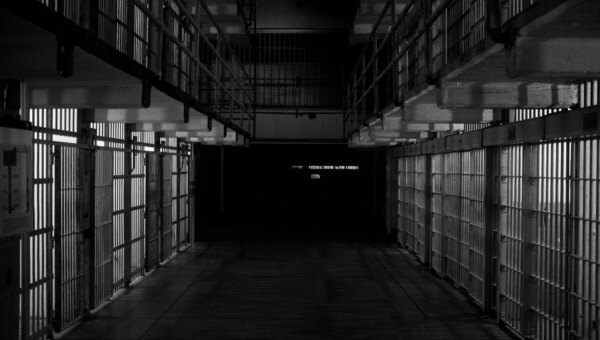 Can we jail a superintelligence?